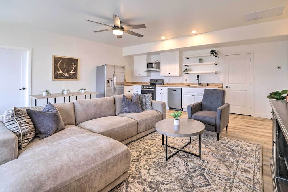 Modern Apartment w/ Beautiful Mountain Views!