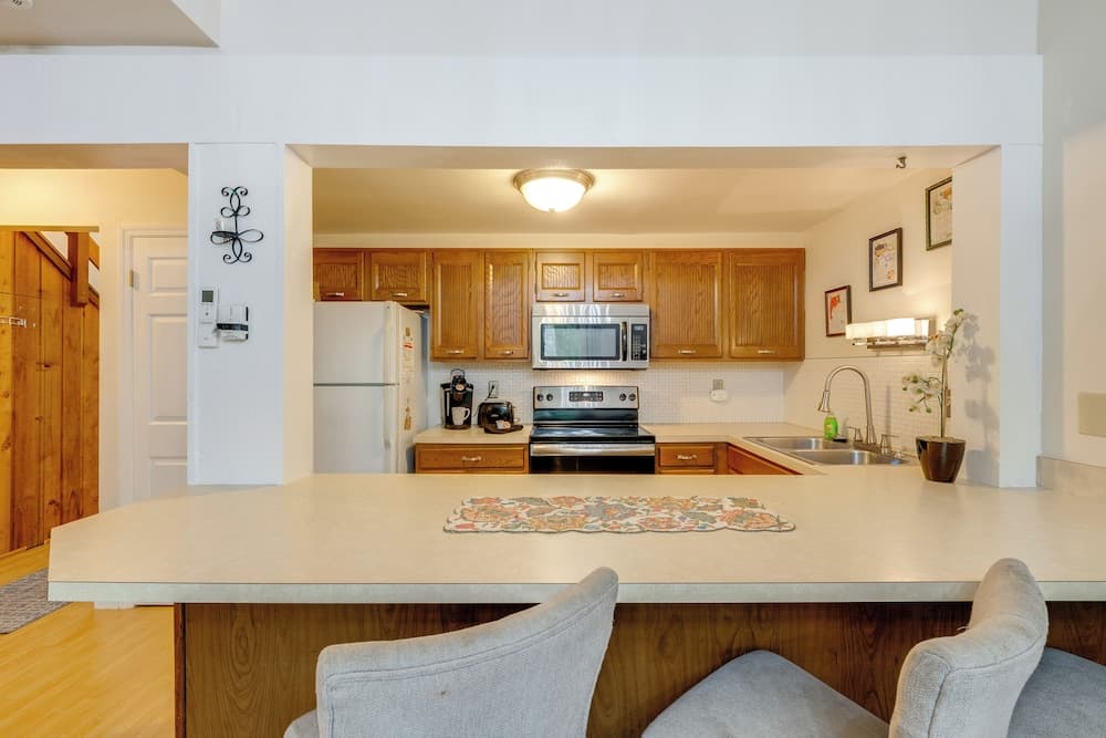 Near Skiing & Lakes: Contemporary Poconos Townhome