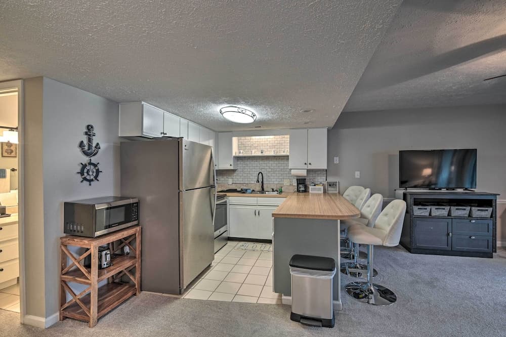 2 Mi to Surfside Beach: Condo w/ Community Pool!