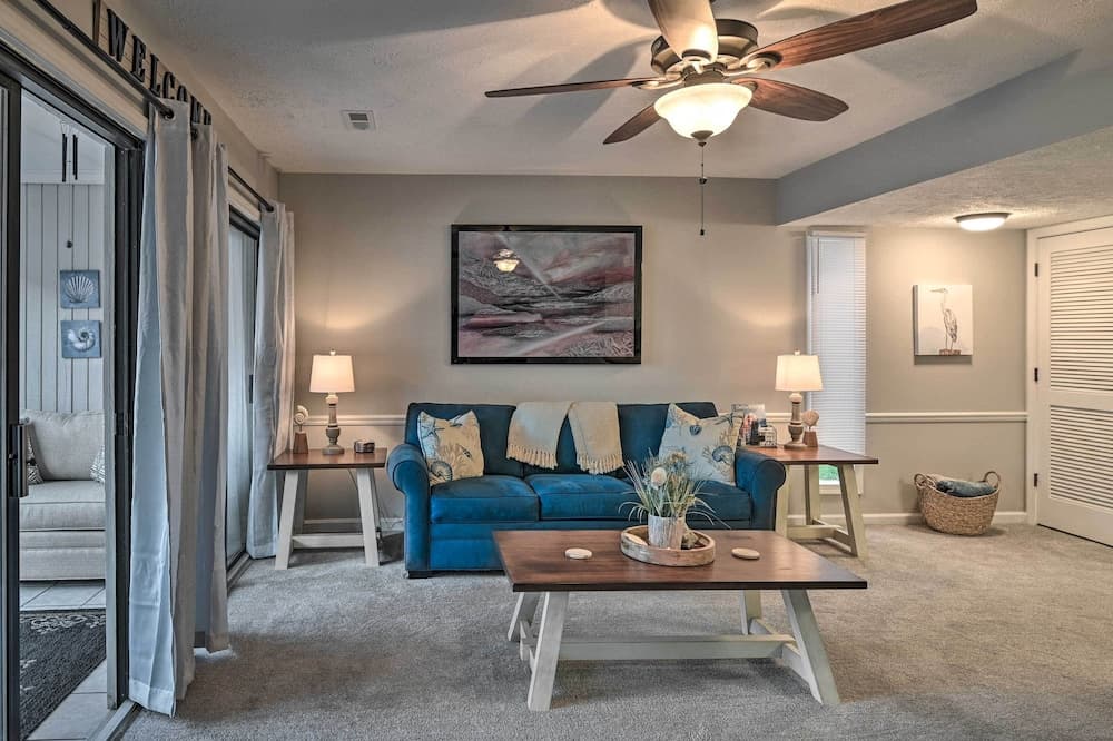 2 Mi to Surfside Beach: Condo w/ Community Pool!