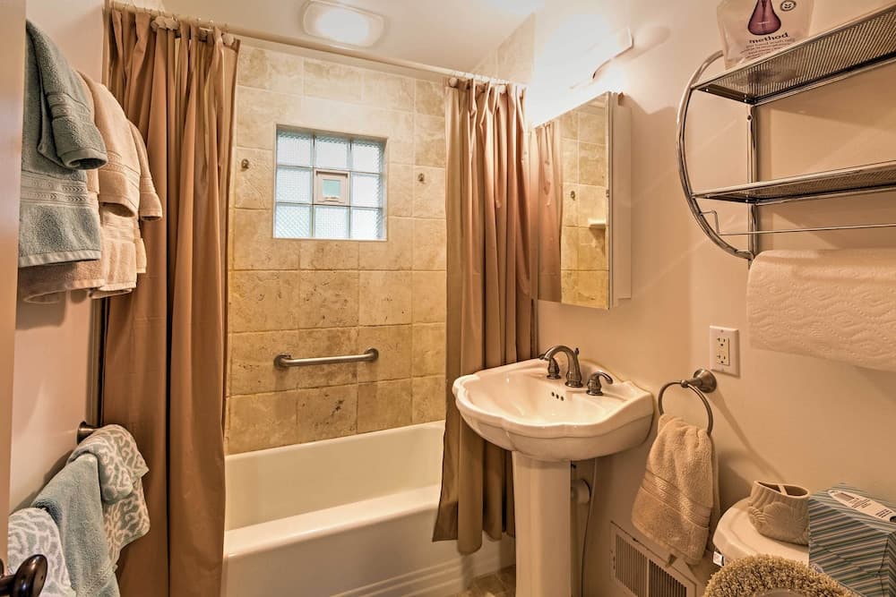 Hot Tub, Deck & Backyard: Cozy Union Pier House!