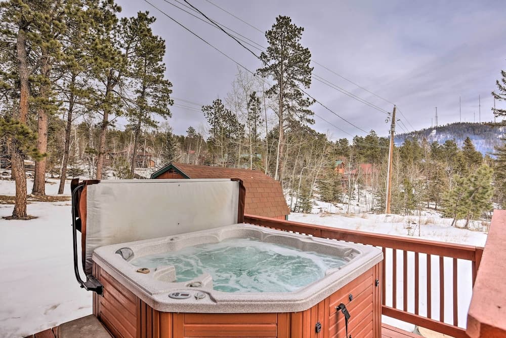 Cabin w/ Hot Tub & Grill < 1 Mi to Skiing!