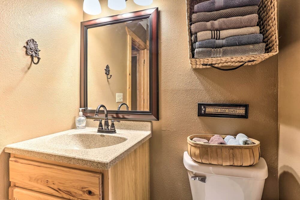 Cabin w/ Hot Tub & Grill < 1 Mi to Skiing!