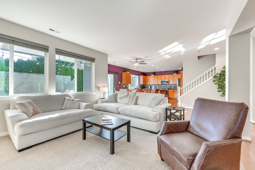 Spacious Kent Home Near Seatac Airport w/ Patio