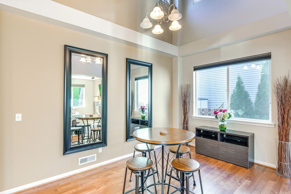 Spacious Kent Home Near Seatac Airport w/ Patio