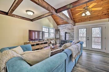 East Stroudsburg Home: 'chuck's Nest'