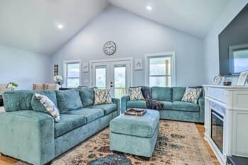 Waynesville Smart Cabin: 2 Decks + Mtn Views!