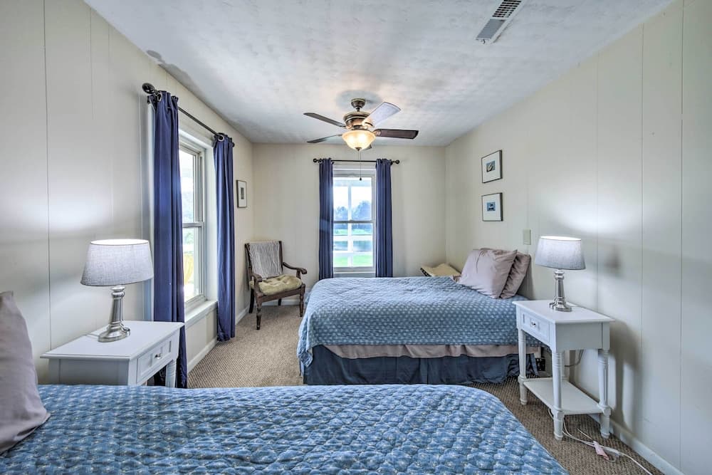 Pet-friendly Waterfront Hayesville Cottage!