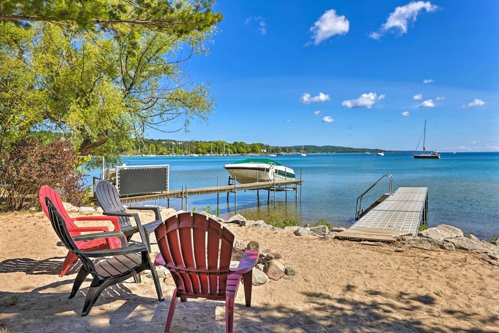 Quaint Studio w/ Shared Beach: Walk to Suttons Bay
