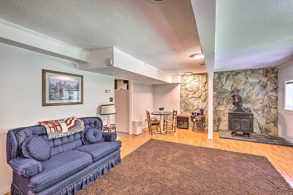 Walk to Trails: Creekside Roan Mountain Cabin