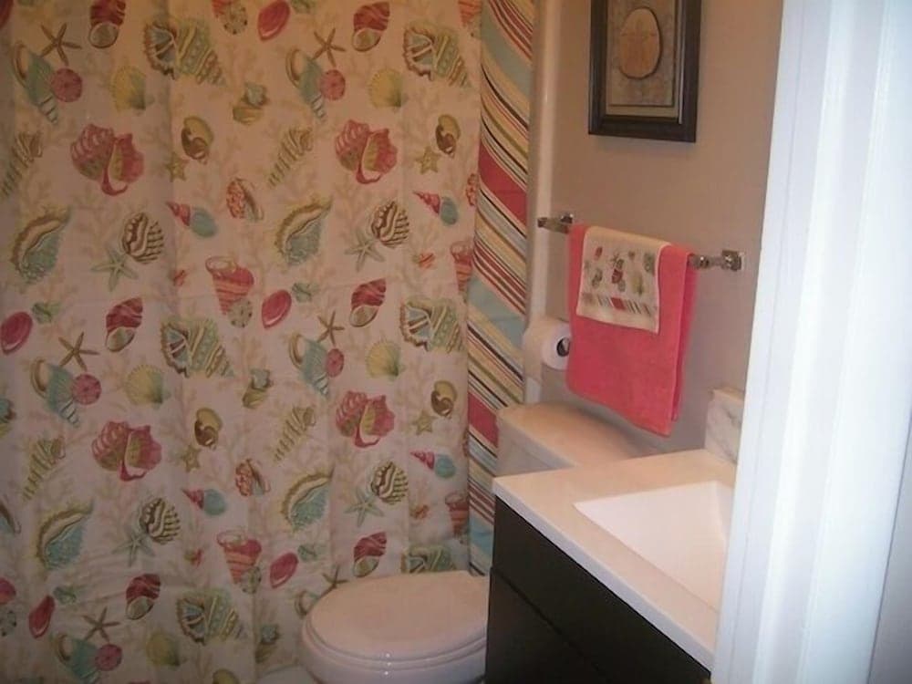 1 Mi to Shelter Cove: Hilton Head Resort Condo!