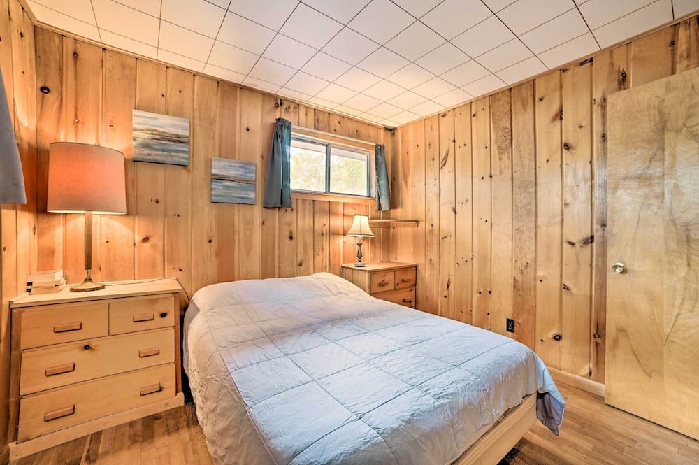 Spacious Houghton Lake Cabin w/ Gas Grill!