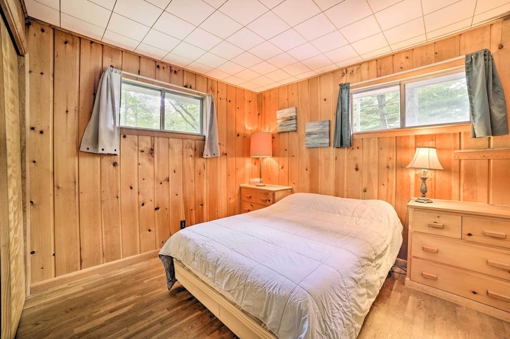 Spacious Houghton Lake Cabin w/ Gas Grill!