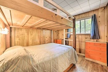 Spacious Houghton Lake Cabin w/ Gas Grill!