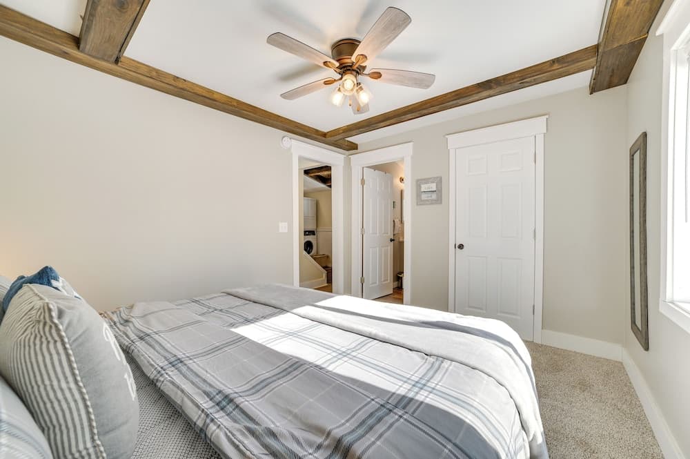 Cozy Waterfront Hale Cottage on Long Lake!