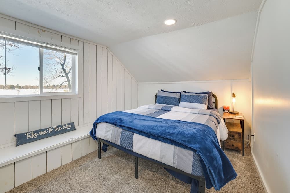 Cozy Waterfront Hale Cottage on Long Lake!