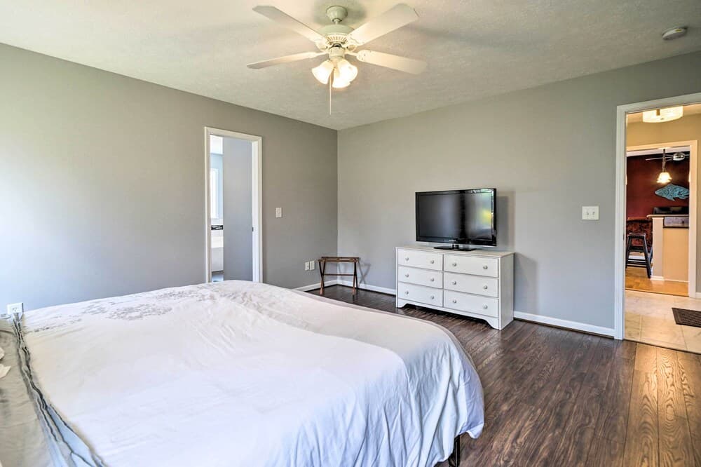 Modern Corporate Retreat By Downtown & Beach!