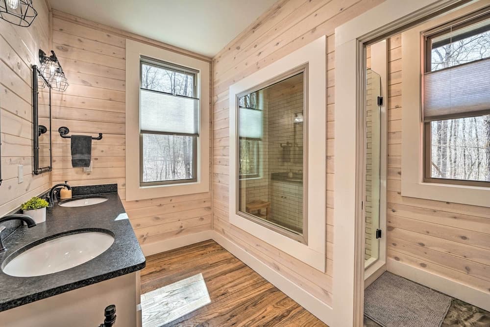 Family Cabin w/ 2 Master Suites & Pool Table