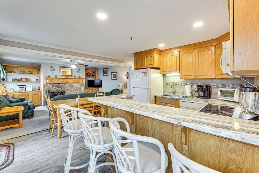 Snowshoe Condo w/ Mtn Views, Walk to Ski Lift