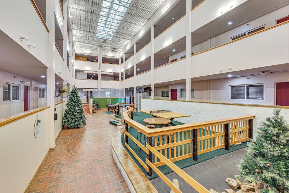 Snowshoe Condo w/ Mtn Views, Walk to Ski Lift