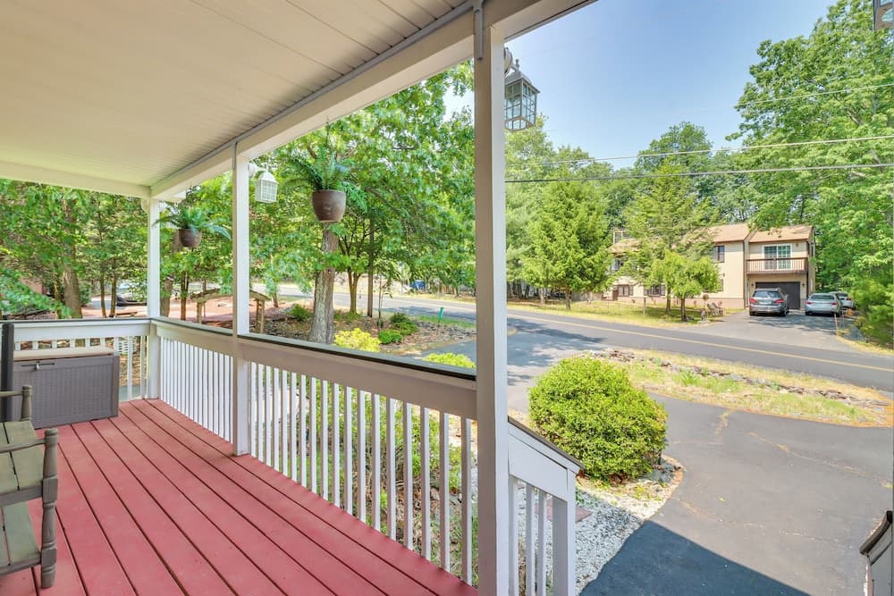 Gas Grill, Lake Access: Scenic Poconos Retreat!