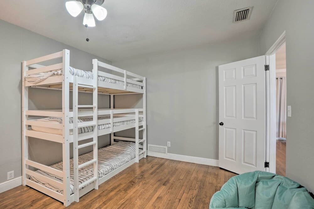 Sunny Clearwater Home - 5 Mi to Beach & Park!