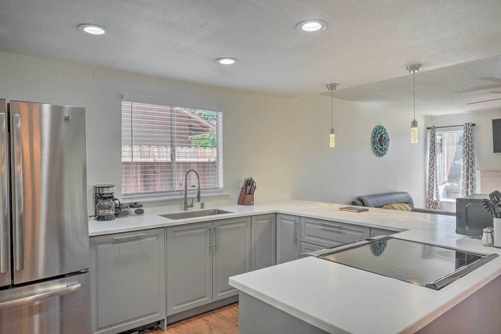 Modern Sacramento Home w/ Yard: 12 Mi to Dtwn