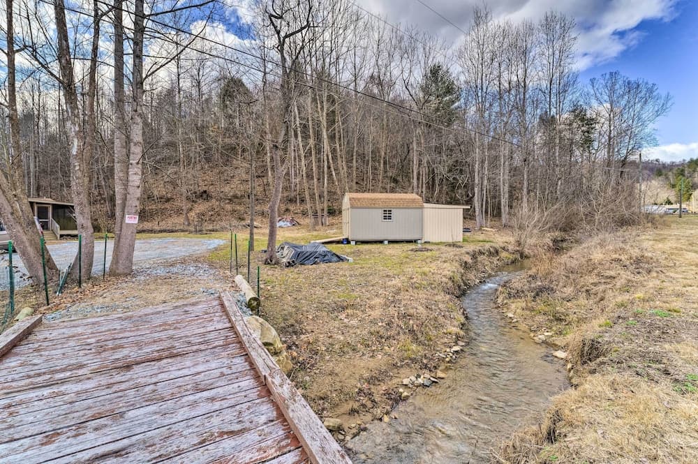 Cozy Cottage Near Broyhill Walking Park!