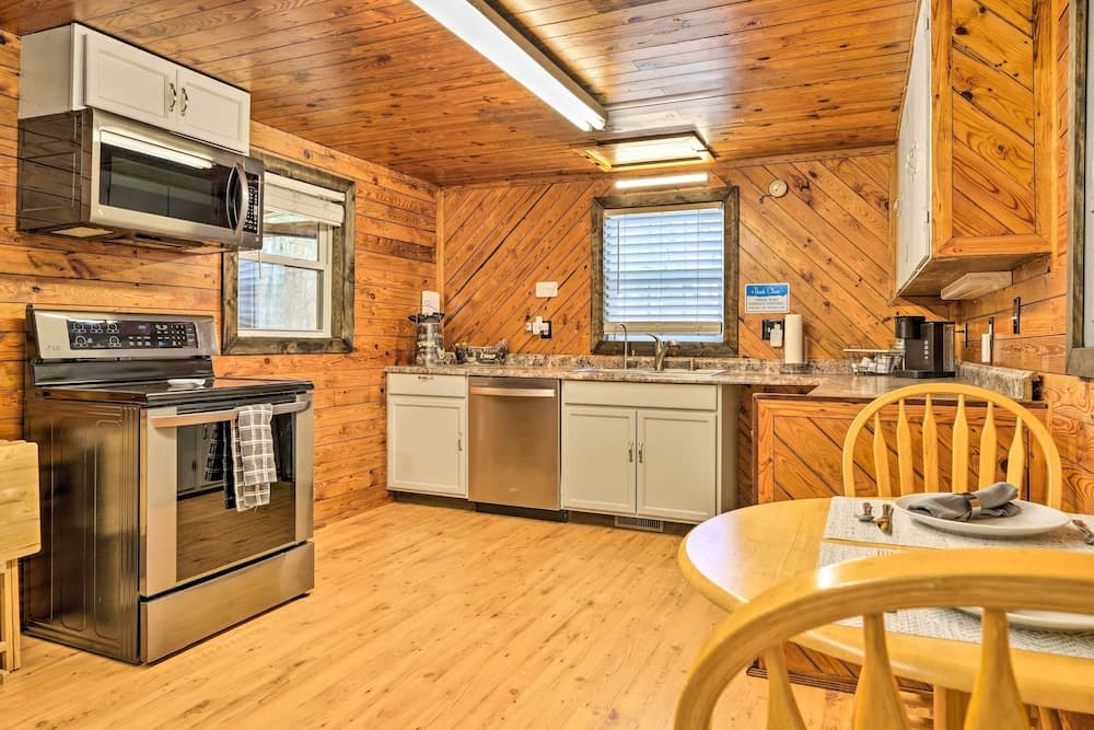 Cozy Cottage Near Broyhill Walking Park!