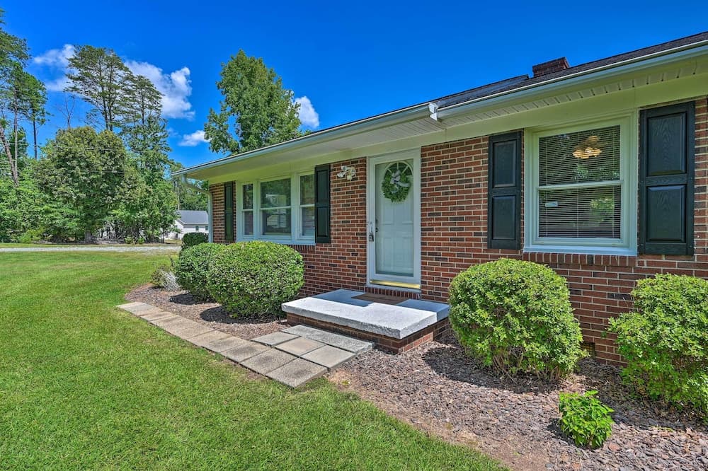 Charming Retreat on 5 Acres w/ Deck & Grill!