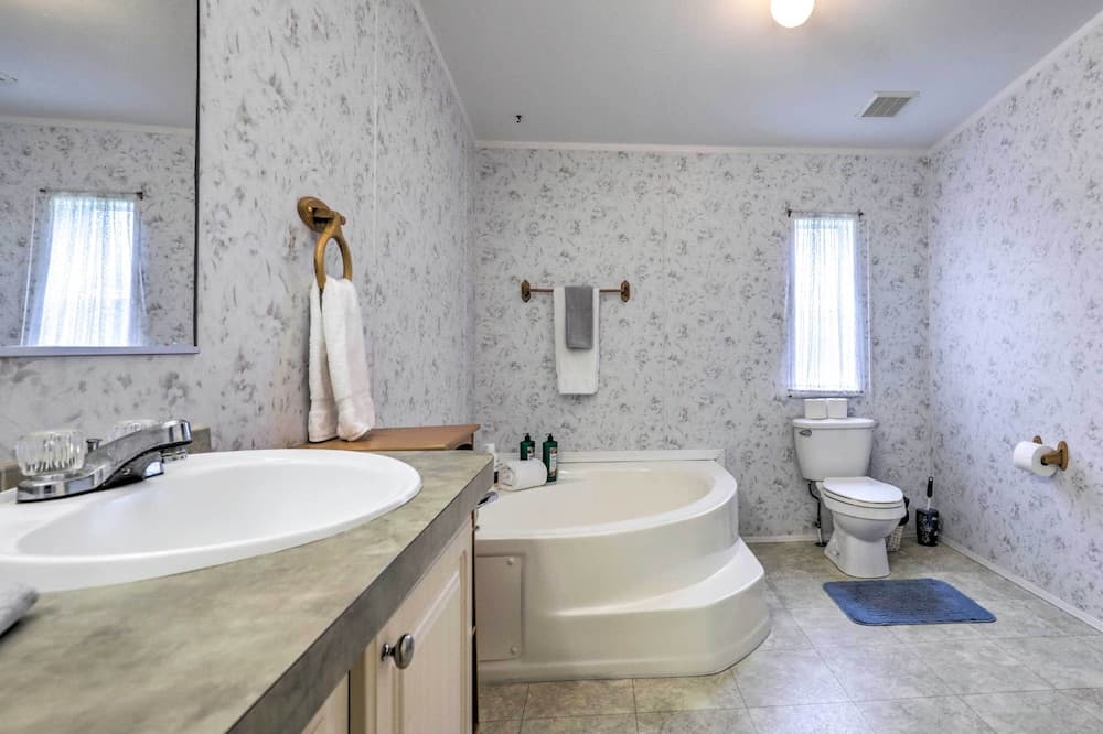 Cheery St Augustine Retreat - 5 Mi to Dtwn!