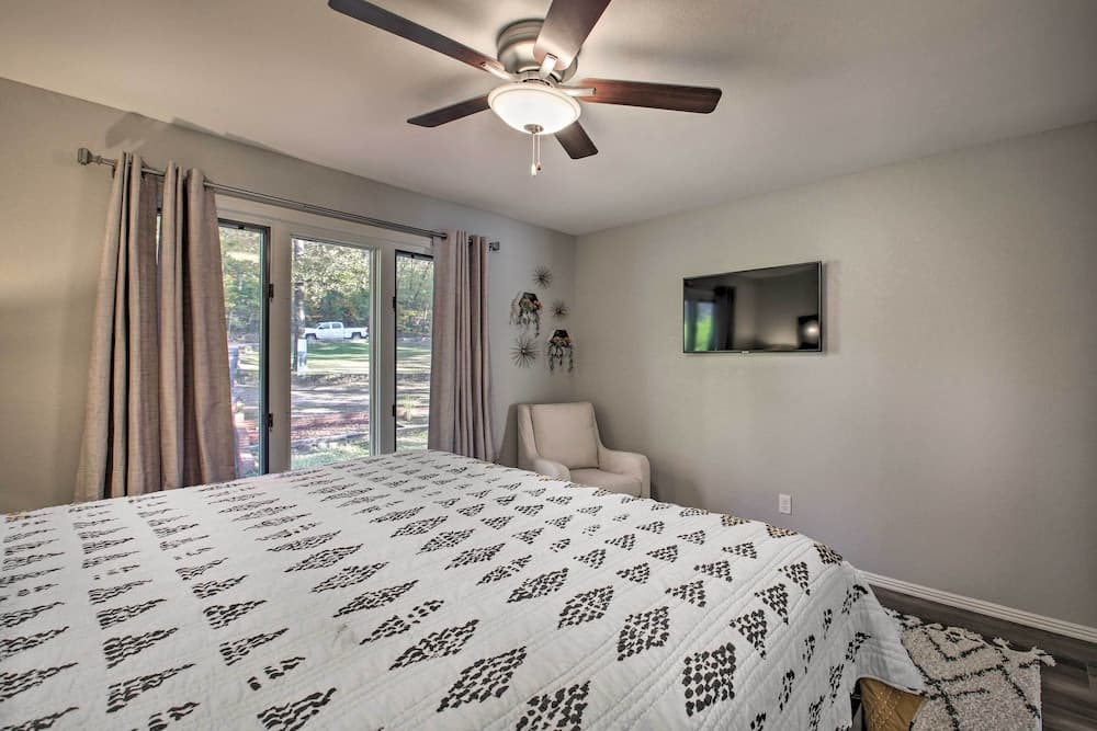 Spacious Hot Springs Home w/ Dock on Lake Hamilton