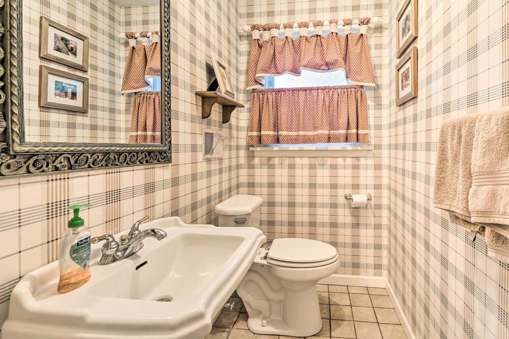 Idyllic Glen Carbon Home w/ Screened-in Porch