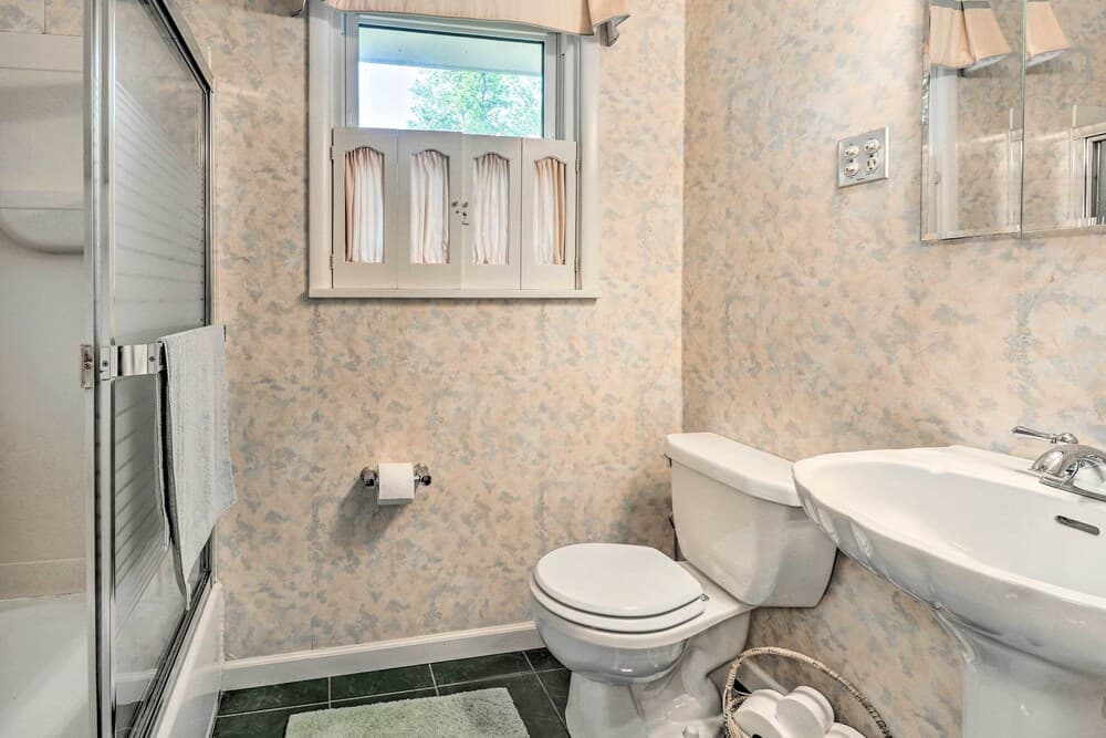 Idyllic Glen Carbon Home w/ Screened-in Porch