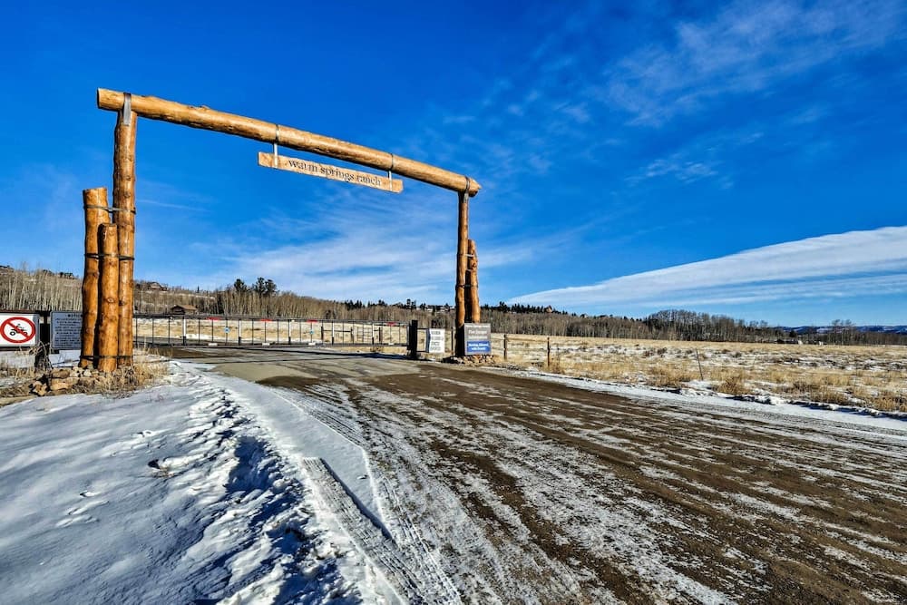 Cabin w/ 360° Mountain Views & 30 Miles to Breck!
