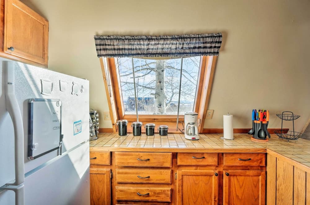 Cabin w/ 360° Mountain Views & 30 Miles to Breck!