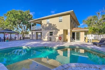 Modern Clearwater Home w/ Deck: 9 Mi to Beach