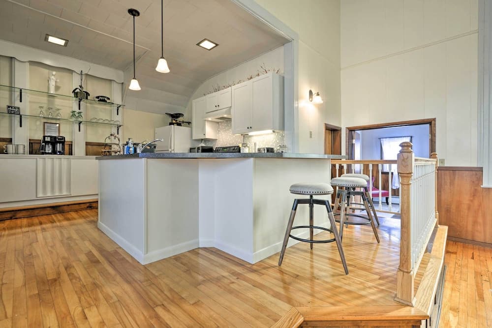 Lisle Apt: Fireplace & Stained Glass Windows!