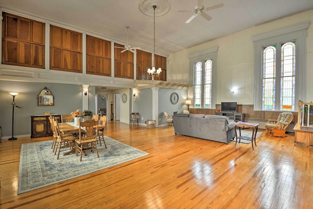 Lisle Apt: Fireplace & Stained Glass Windows!