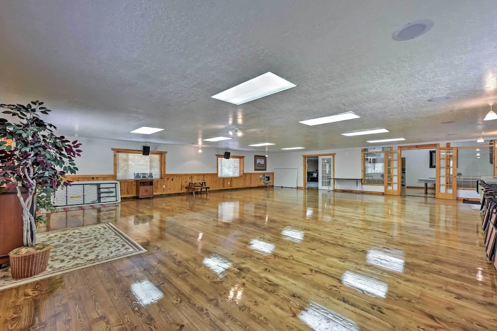 Huge Preston Cabin w/ Game Room & Mountain Views!