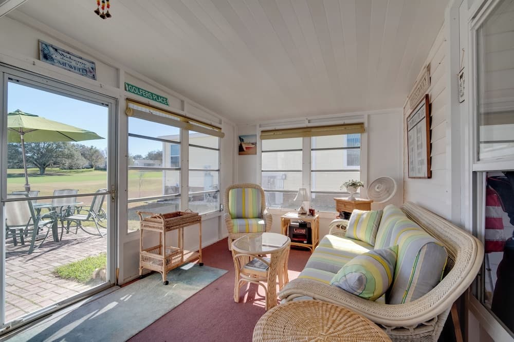 Lady Lake House w/ Lanai & Community Pool!