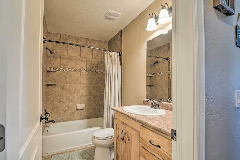 Home w/ Yard - 24 Mi to Bryce Canyon Natl Park!