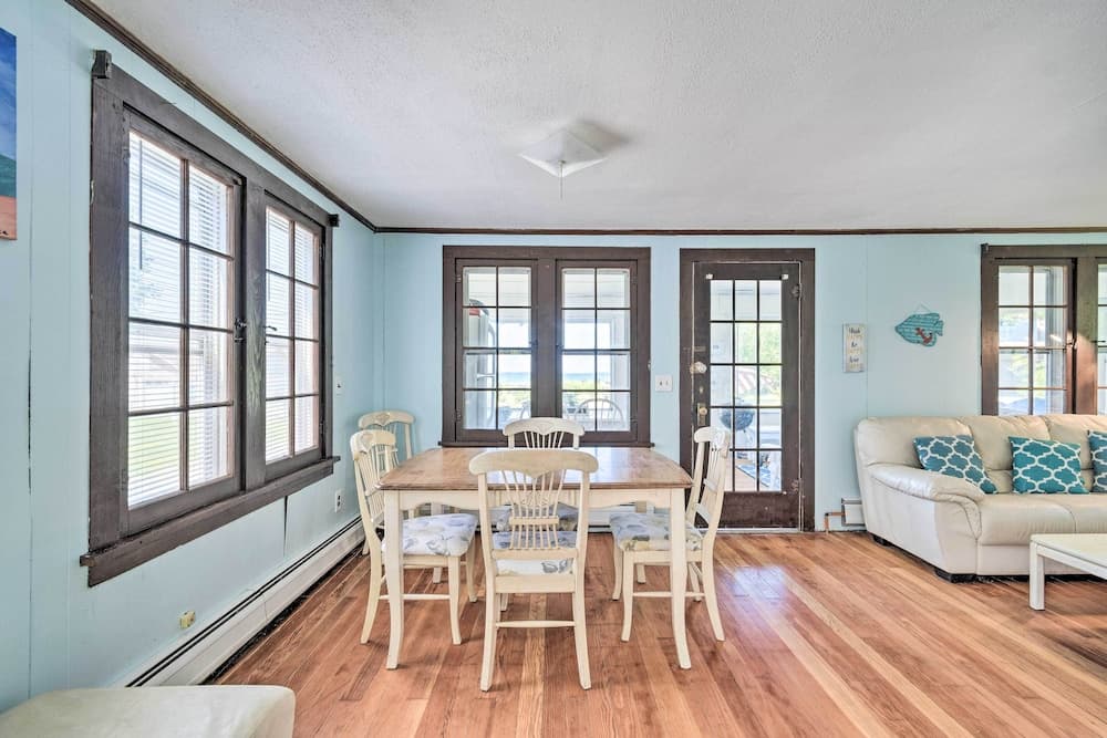 Hilton Lake Getaway w/ Over-the-water Deck!