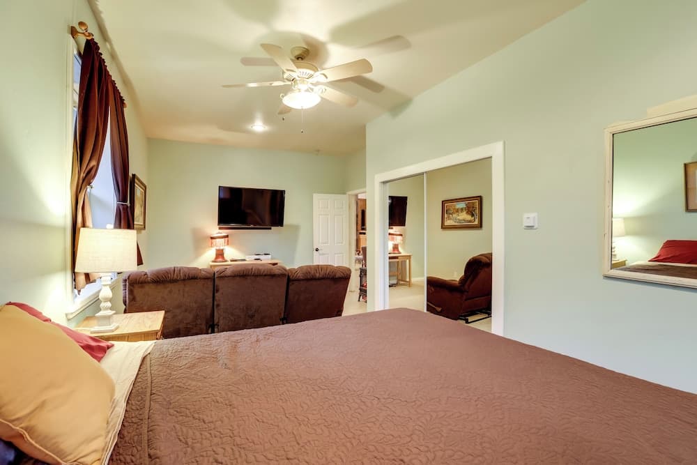 Templeton Ranch w/ Private Hot Tub & Deck!