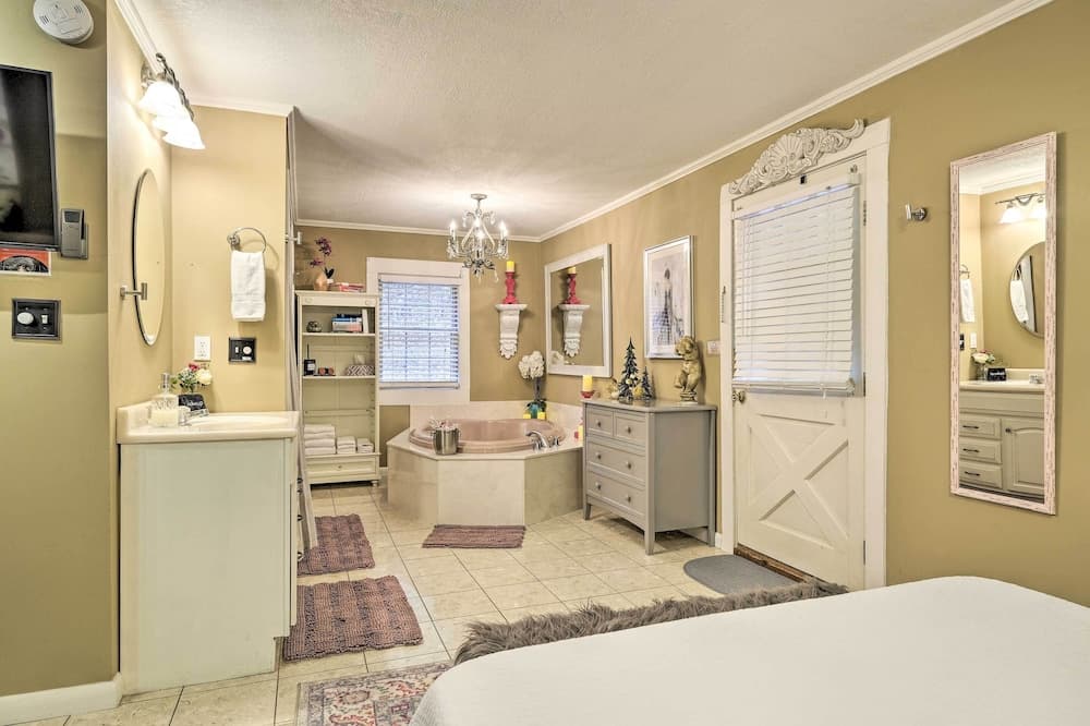 Romantic Eureka Springs Cabin w/ Fireplace!