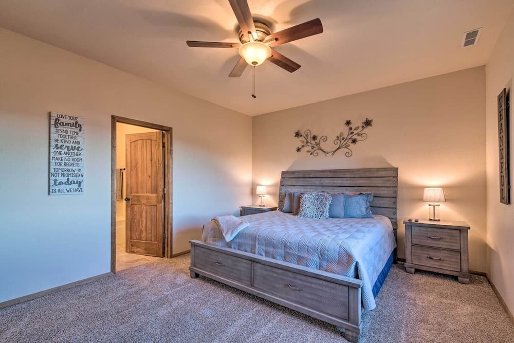 Pet-friendly Branson West Lodge w/ Hot Tub!