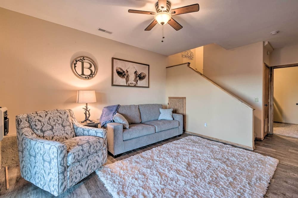 Pet-friendly Branson West Lodge w/ Hot Tub!