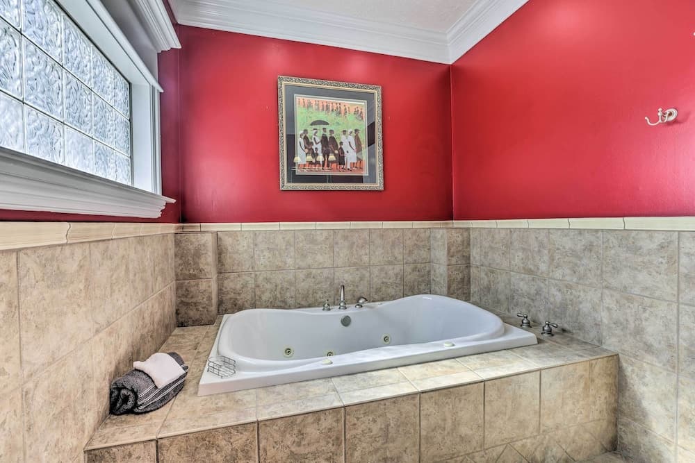 Stunning Wetumpka Farmhouse w/ Private Pool!