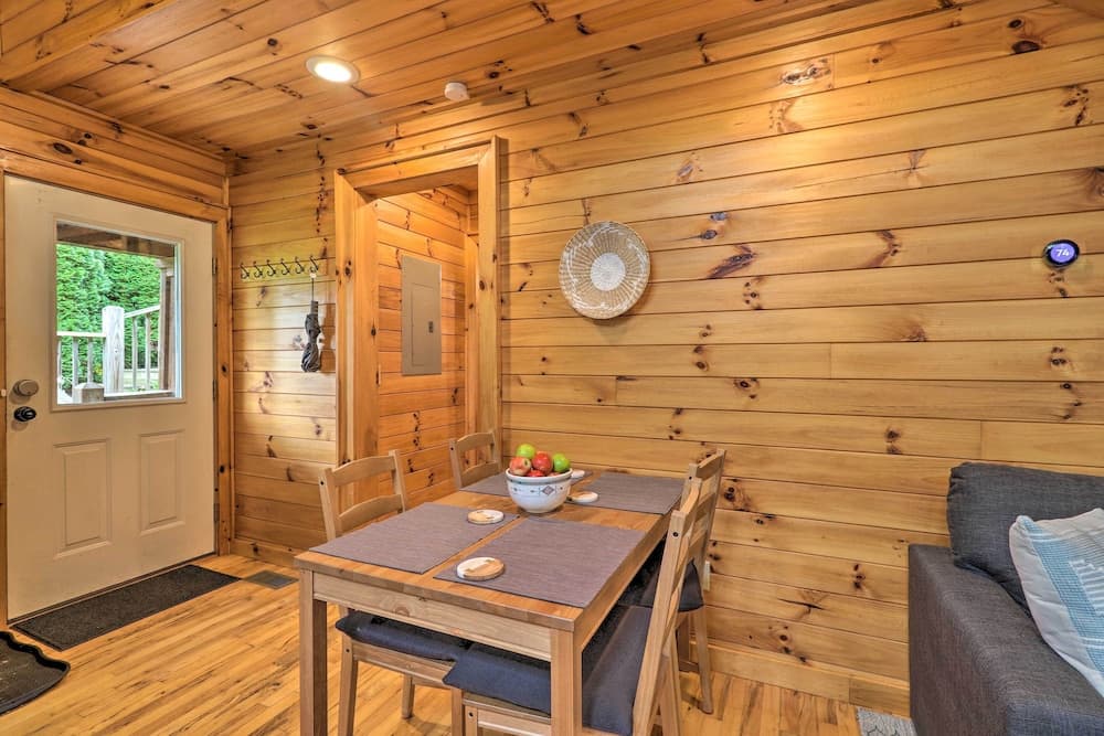 Cozy Boone Cabin w/ Deck: Close to Downtown!