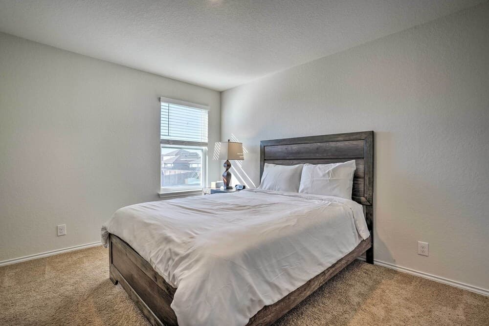 Converse Home 12 Mi to Downtown San Antonio!